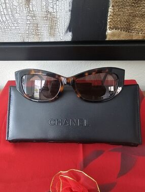 💯AUTHENTIC CHANEL SUNGLASSES AND CASE